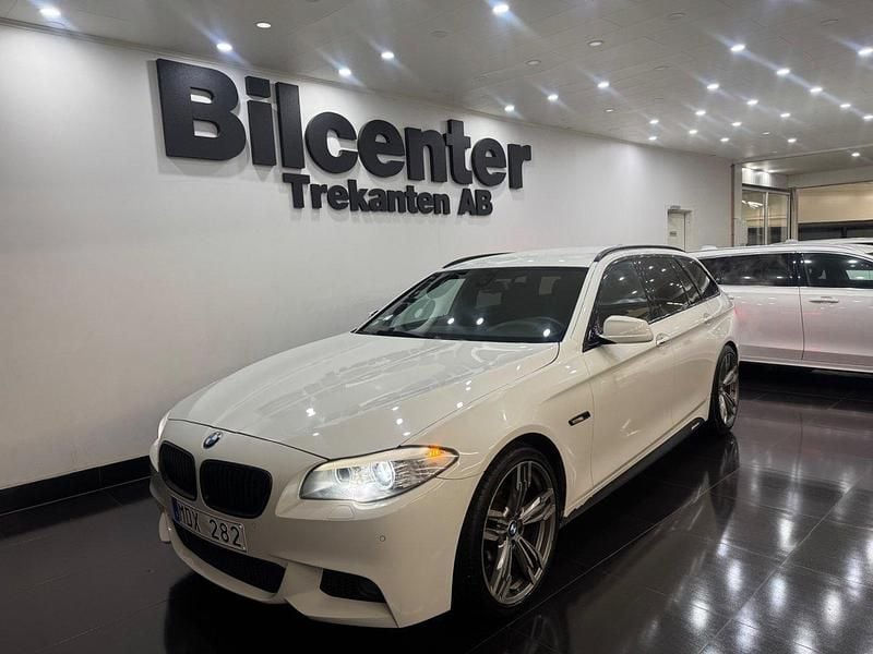 Vit Begagnad 2011 BMW 520 M Sport Kombi | 139 900 kr (Dyr) - Bild 1/4
