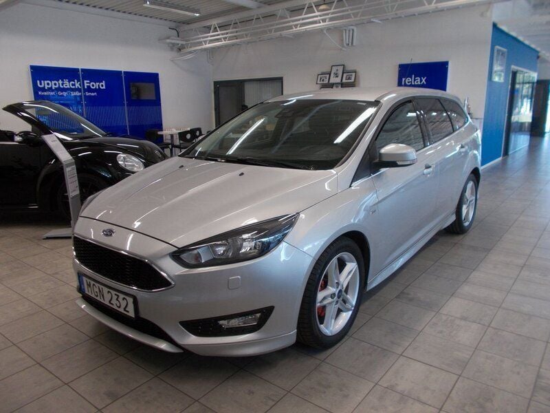 Grå (moondust silver met) Begagnad 2017 Ford Focus ST-Line Kombi | 169 400 kr (Dyr) - Bild 1/4