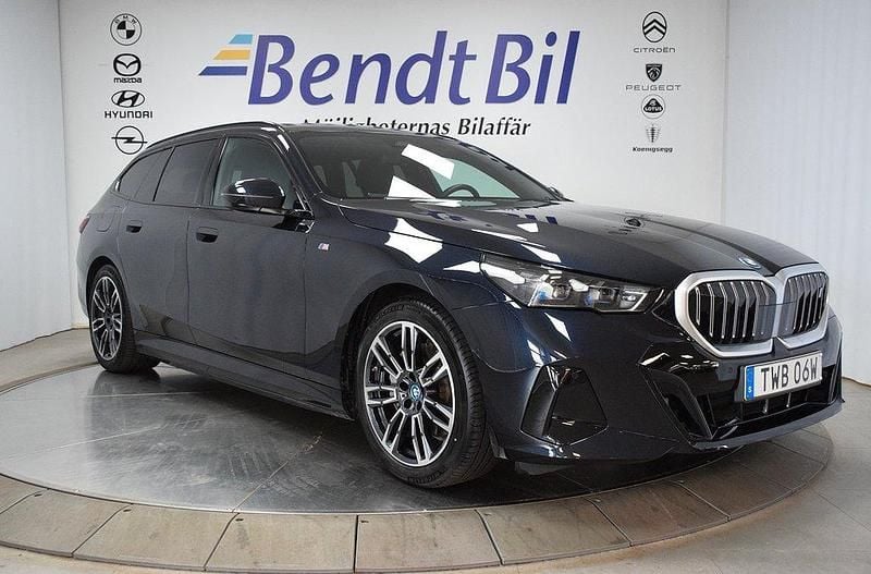 Svart Begagnad 2025 BMW i5 M Sport Sedan | 699 500 kr - Bild 1/3