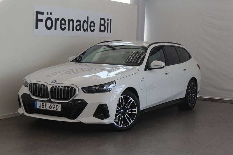 Vit Ny 2025 BMW 530e M Sport Kombi | 759 600 kr (Marknadspris) - Bild 1/4