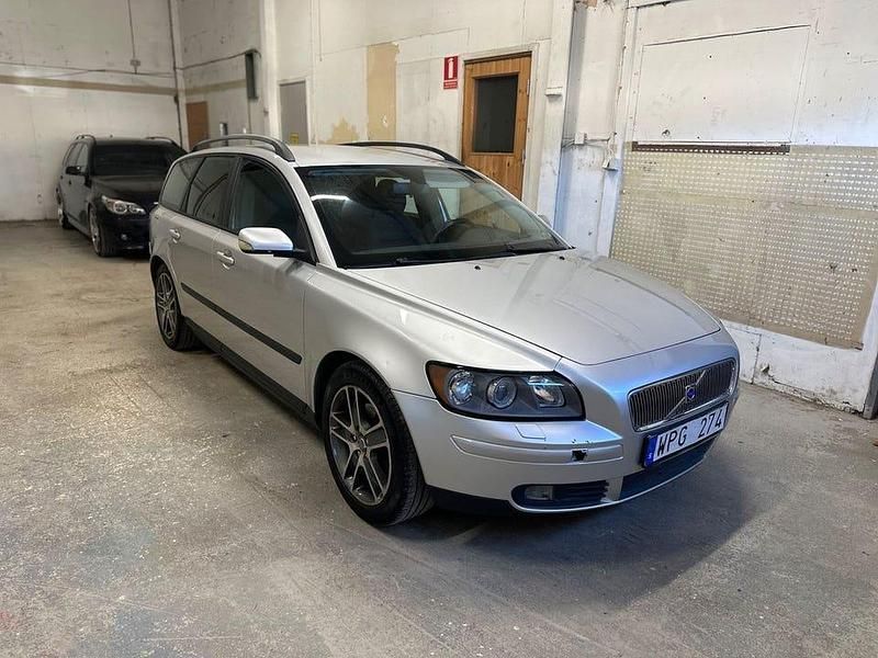 Ljusgrå Begagnad 2005 Volvo V50 Kinetic Kombi | 27 500 kr (Marknadspris) - Bild 1/4