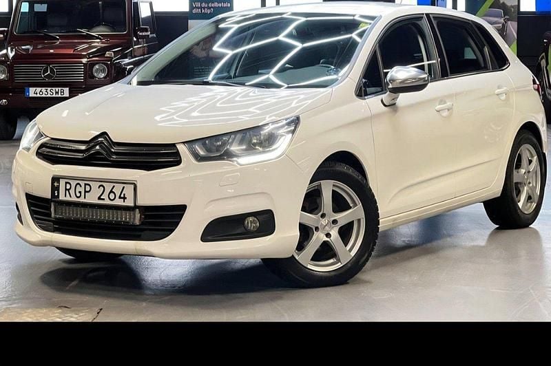 Vit Begagnad 2016 Citroën C4 Halvkombi | 99 900 kr (Marknadspris) - Bild 1/4