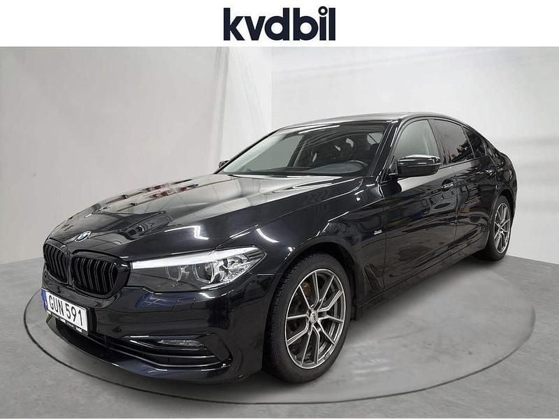 Svart Begagnad 2018 BMW 520 Comfort Edition Sedan | 254 800 kr (Bra pris) - Bild 1/3