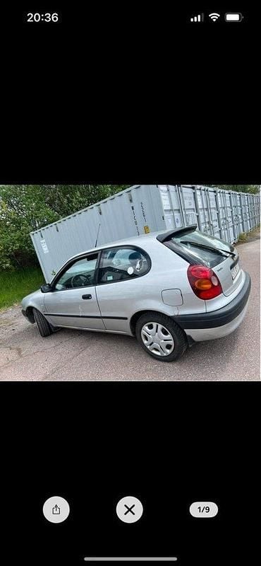 Silver Begagnad 2001 Toyota Corolla Halvkombi | 13 000 kr (Marknadspris) - Bild 1/4