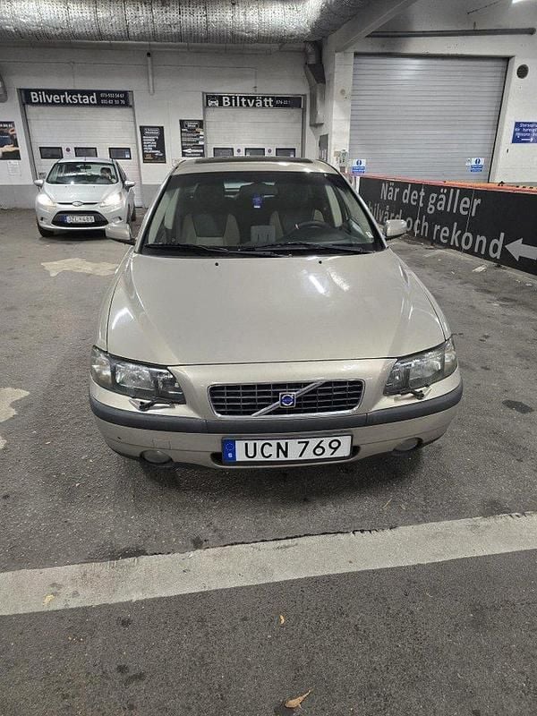 Gul Begagnad 2004 Volvo S60 Sedan | 35 000 kr (Bra pris) - Bild 1/4