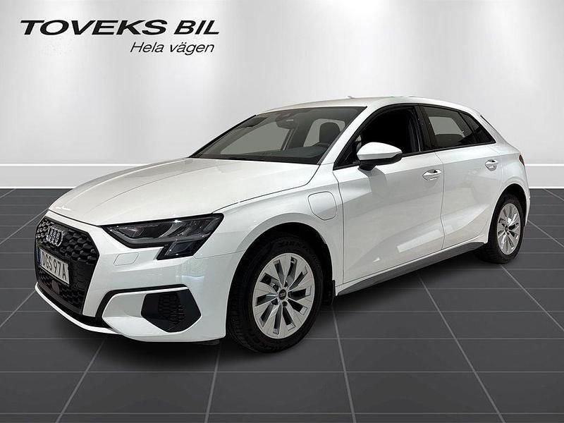 Vit (ibisvit) Begagnad 2023 Audi A3 e-tron Proline Halvkombi | 319 000 kr - Bild 1/4