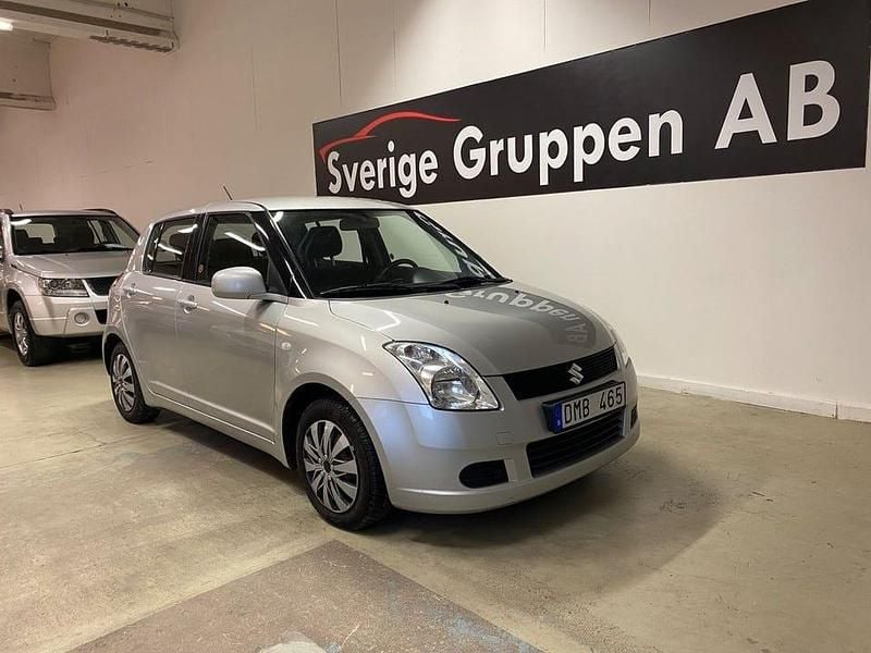 Silver Begagnad 2007 Suzuki Swift Halvkombi | 39 900 kr (Marknadspris) - Bild 1/4