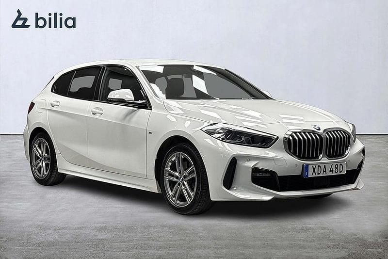 Vit Begagnad 2022 BMW 118 M Sport Halvkombi | 274 900 kr (Dyr) - Bild 1/4