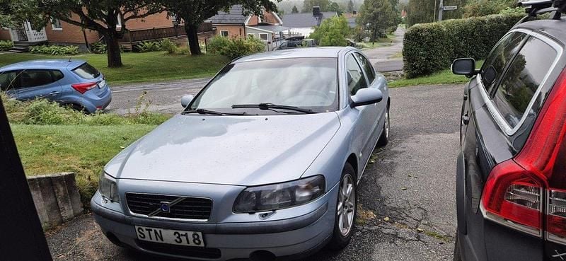 Blå Begagnad 2002 Volvo S60 Sedan | 7 000 kr (Superpris) - Bild 1/4