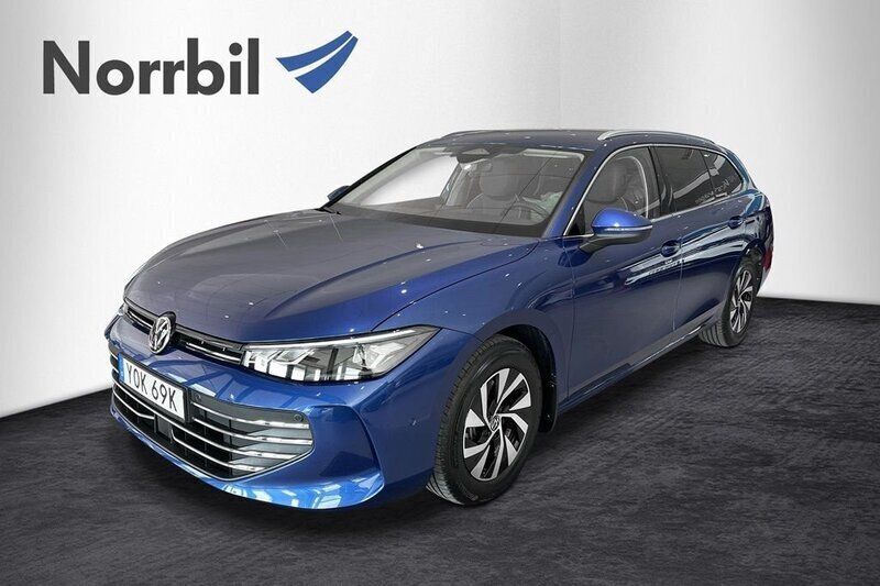 Blå Begagnad 2024 VW Passat Kombi | 354 900 kr (Marknadspris) - Bild 1/4