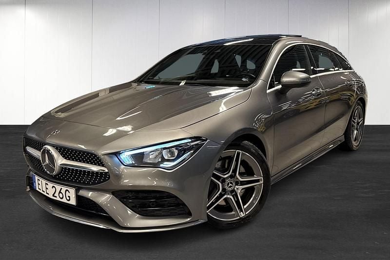 Grå Begagnad 2020 Mercedes CLA200 Shooting Brake AMG Kombi | 309 900 kr (Marknadspris) - Bild 1/4