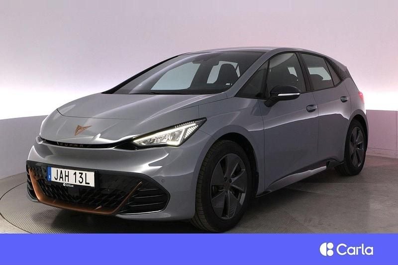 Ljusgrå Begagnad 2023 Cupra Born Halvkombi | 276 900 kr (Marknadspris) - Bild 1/4