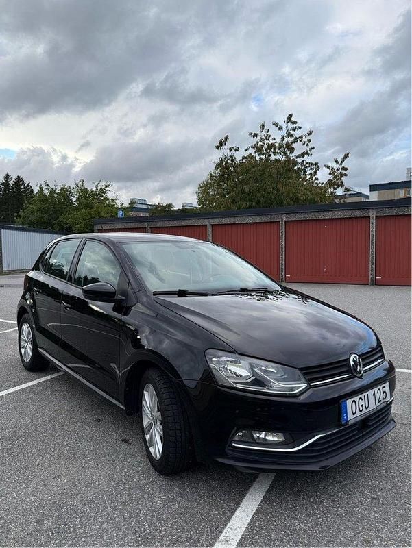 Svart Begagnad 2017 VW Polo Halvkombi | 109 000 kr (Marknadspris) - Bild 1/4