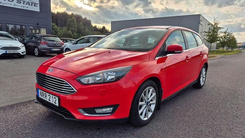 Röd Begagnad 2014 Ford Focus Titanium Kombi | 64 900 kr (Marknadspris) - Bild 1/4