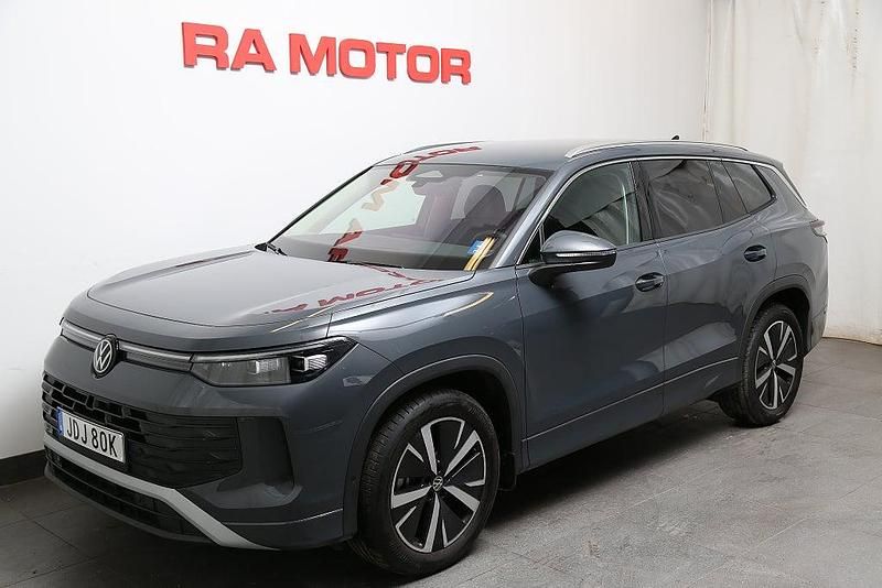 Grå Begagnad 2025 VW Tayron Life SUV | 449 800 kr (Marknadspris) - Bild 1/3