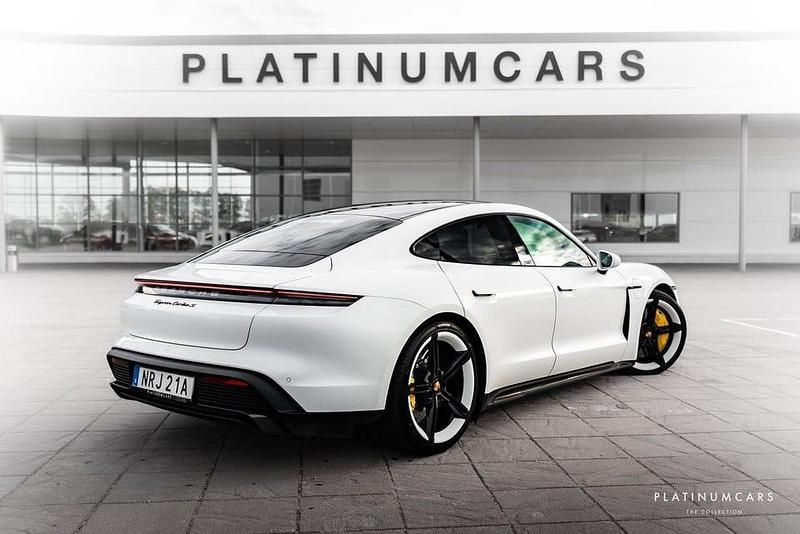 Begagnad Porsche Taycan Turbo S Performance Package 460 kW (626 HK) 2020 Pure white Sedan