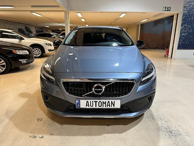 Begagnad Volvo V40 Pro 150 HK (110 kW) 2019 Ljusblå Halvkombi