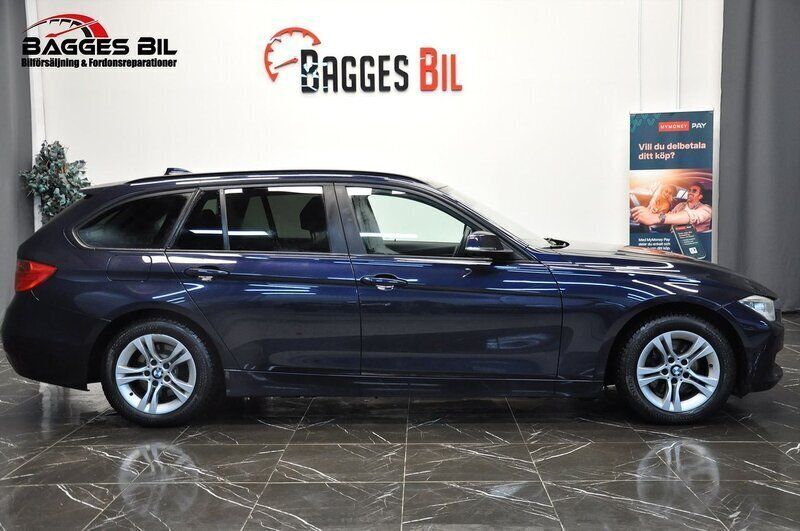 Blå Begagnad 2012 BMW 320 Kombi | 112 900 kr (Marknadspris) - Bild 1/4