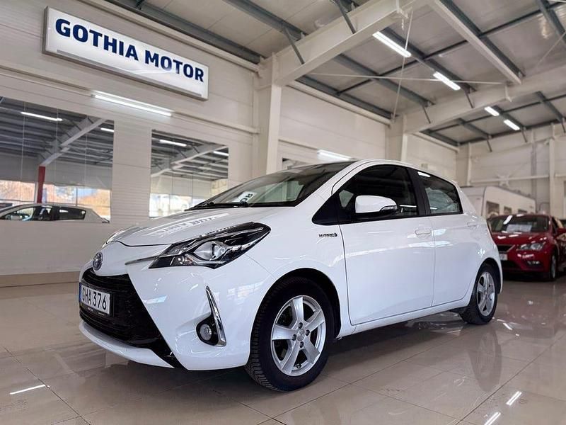 Vit Begagnad 2018 Toyota Yaris Hybrid Active | 119 900 kr (Superpris) - Bild 1/4