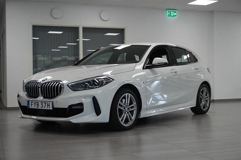 Vit Begagnad 2022 BMW 118 M Sport Halvkombi | 274 500 kr (Lite dyr) - Bild 1/4
