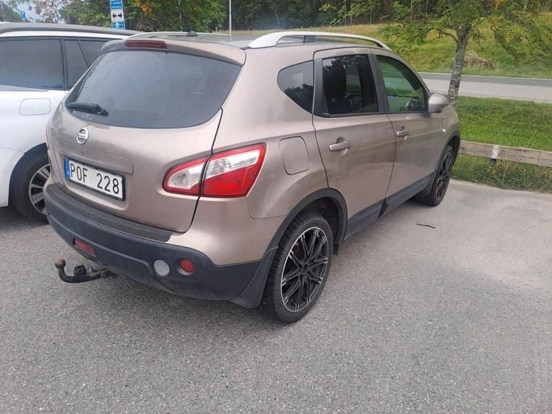 Brun Begagnad 2010 Nissan Qashqai SUV | 59 995 kr (Marknadspris) - Bild 1/4