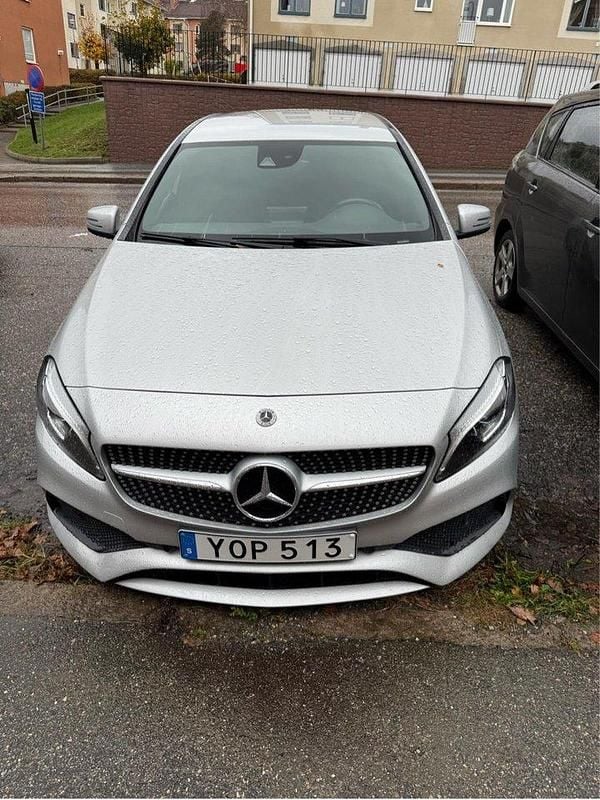Silver Begagnad 2018 Mercedes A180 Style Halvkombi | 139 000 kr (Marknadspris) - Bild 1/4