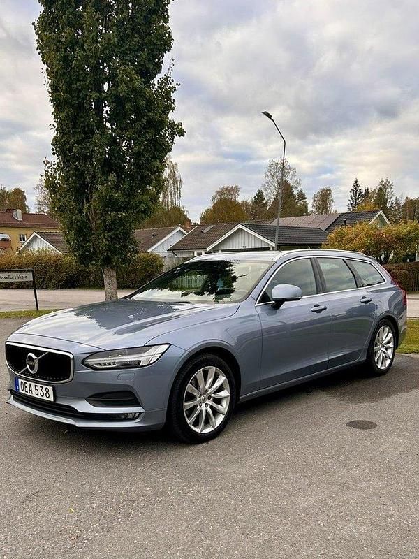 Blå Begagnad 2017 Volvo V90 Momentum Kombi | 198 000 kr (Marknadspris) - Bild 1/4