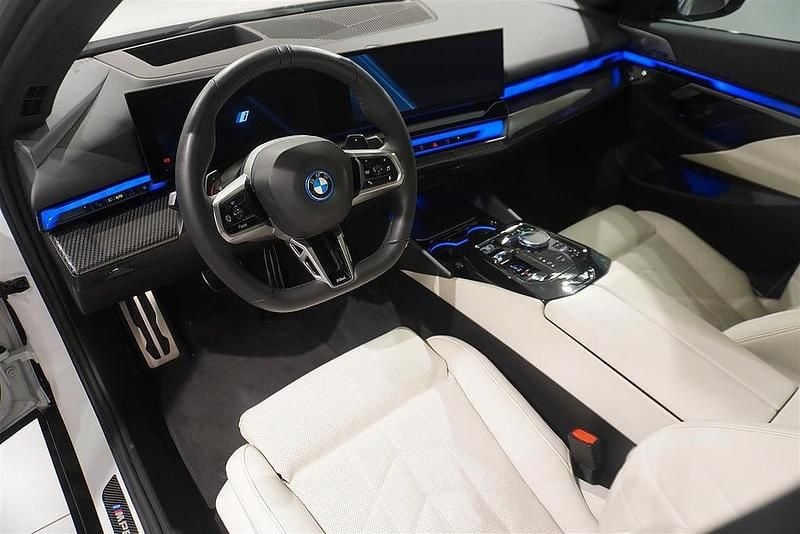 Begagnad BMW 550e Comfort Edition 313 HK (230 kW) 2024 Vit Sedan