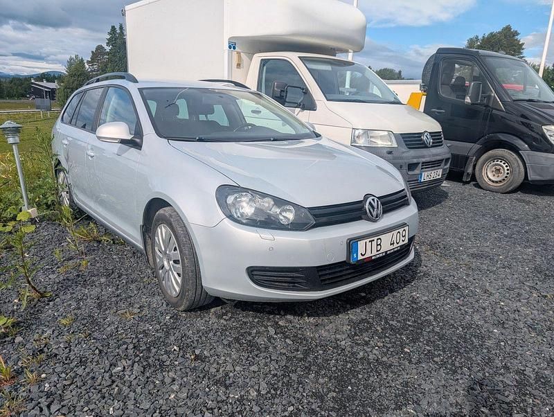 Silver Begagnad 2013 VW Golf VII Kombi | 75 000 kr (Marknadspris) - Bild 1/4