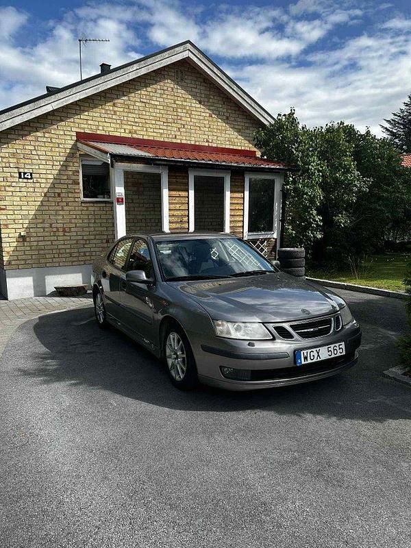 Grå Begagnad 2005 Saab 9-3 Linear Sedan | 15 500 kr (Marknadspris) - Bild 1/4