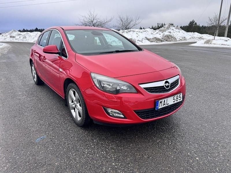 Begagnad Opel Astra Enjoy 180 HK (132 kW) 2011 Röd Halvkombi