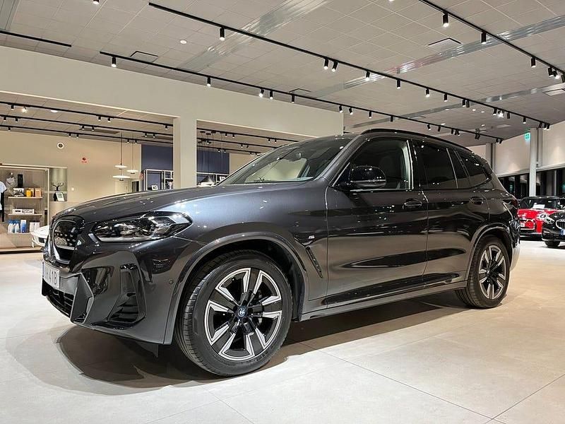Grå Begagnad 2024 BMW iX3 Shadowline SUV | 569 000 kr (Lite dyr) - Bild 1/4