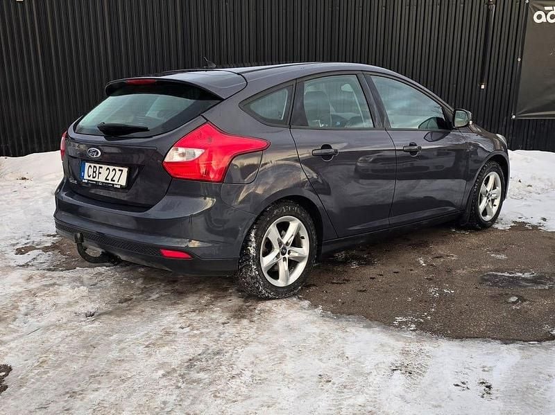 Begagnad Ford Focus Trend 95 HK (69 kW) 2011 Grå