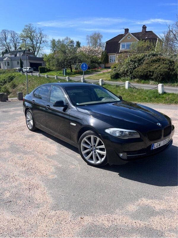 Svart Begagnad 2013 BMW 530 Sedan | 119 000 kr (Superpris) - Bild 1/4