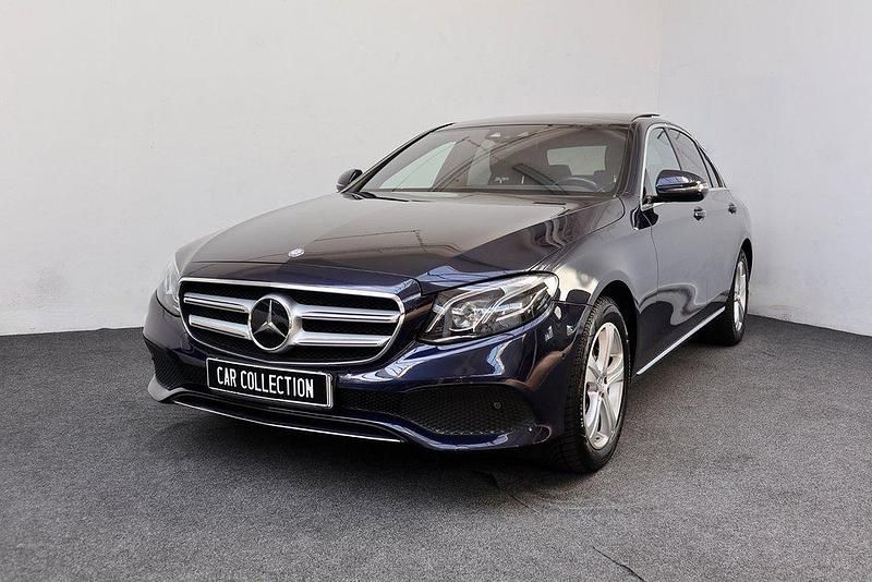 Mörkblå Begagnad 2016 Mercedes E220 Avantgarde Sedan | 324 900 kr (Dyr) - Bild 1/4