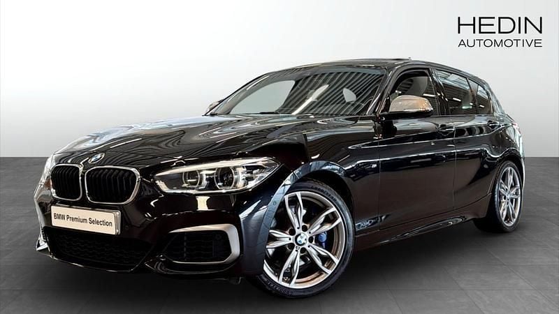 Svart (black) Begagnad 2018 BMW M140 M Sport Kombi | 374 700 kr - Bild 1/4