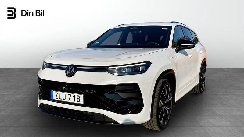 Vit (oryx white pearl) Begagnad 2025 VW Tayron R-line SUV | 619 900 kr (Marknadspris) - Bild 1/4