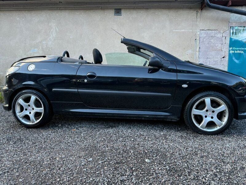 Begagnad Peugeot 206 CC 136 HK (100 kW) 2002 Svart Cab