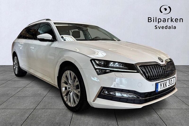 Vit Begagnad 2019 Skoda Superb Kombi | 229 900 kr (Lite dyr) - Bild 1/4