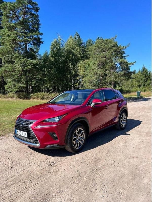 Röd Begagnad 2020 Lexus NX300h Executive Line SUV | 314 000 kr (Marknadspris) - Bild 1/4