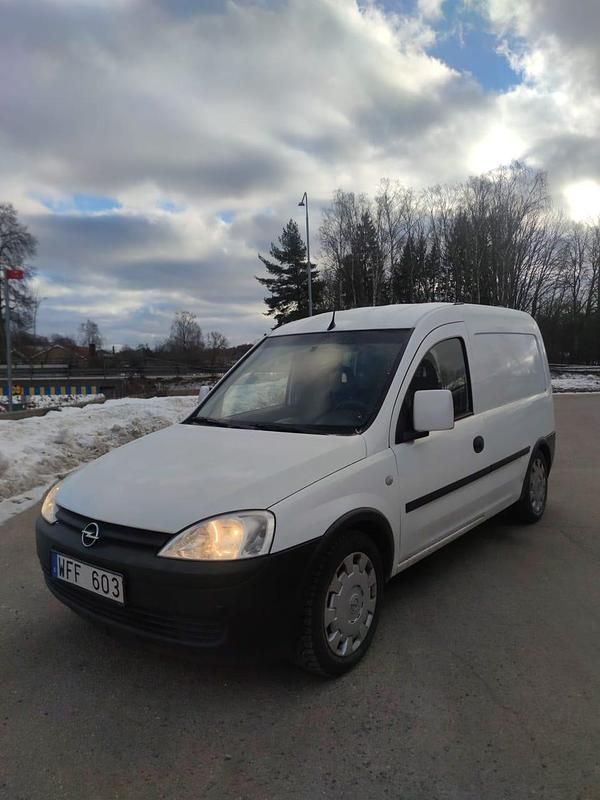 Begagnad Opel Combo 94 HK (69 kW) 2010 Minibuss