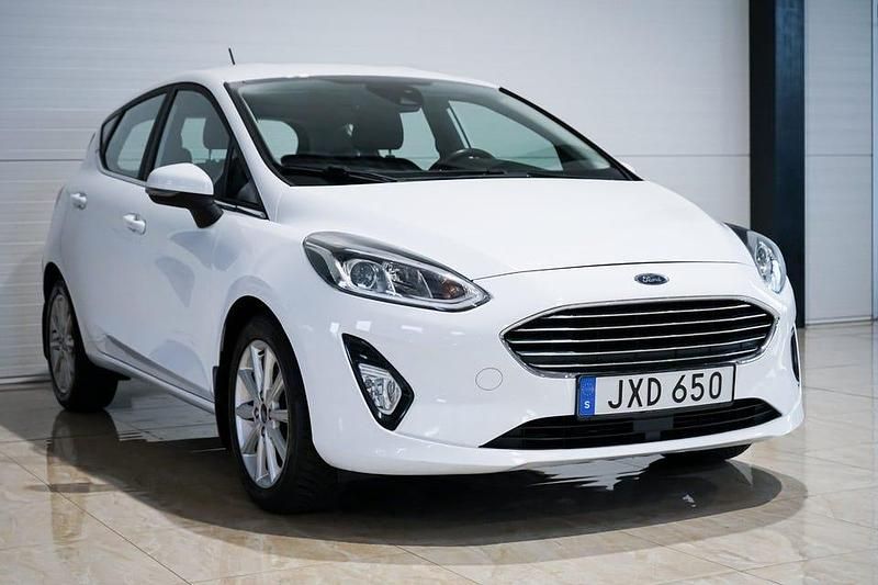 Begagnad Ford Fiesta Titanium 101 HK (74 kW) 2017 Vit Halvkombi