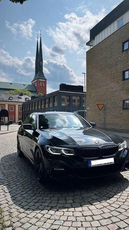 Svart Begagnad 2020 BMW 320 Shadowline Sedan | 329 500 kr (Marknadspris) - Bild 1/4