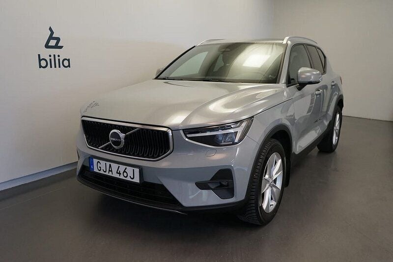 Grå Begagnad 2023 Volvo XC40 Core SUV | 348 500 kr (Marknadspris) - Bild 1/3
