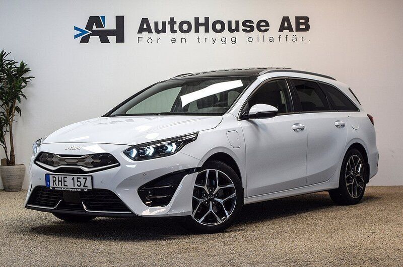 Vit Begagnad 2021 Kia Ceed Sportswagon 2 Kombi | 234 000 kr (Marknadspris) - Bild 1/4