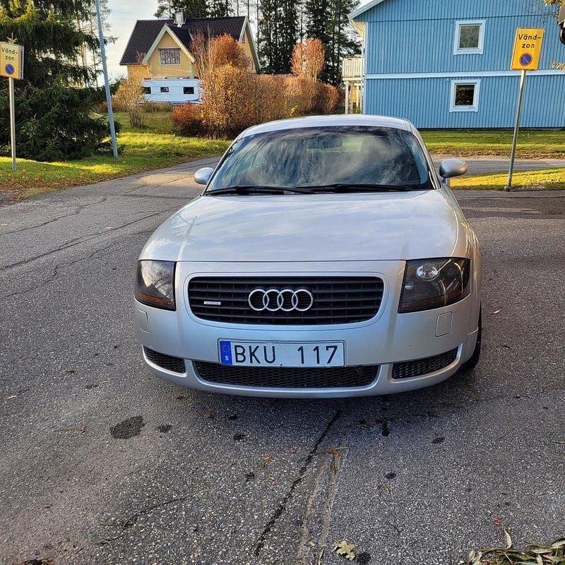 Silver Begagnad 2000 Audi TT Sportkupé | 49 000 kr (Lite dyr) - Bild 1/4