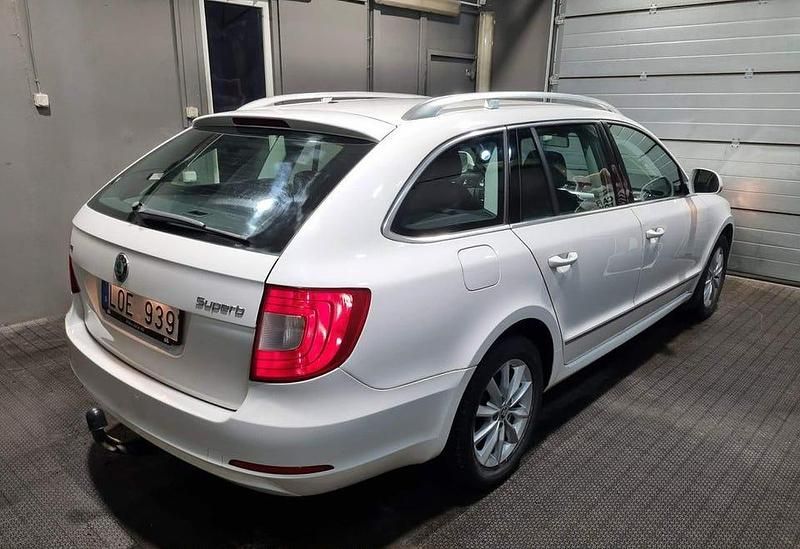 Begagnad Skoda Superb Ambition 125 HK (91 kW) 2011 Vit Kombi