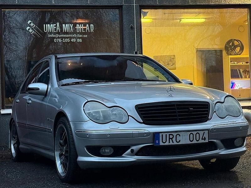Grå Begagnad 2001 Mercedes C32 AMG Avantgarde Sedan | 115 000 kr - Bild 1/4