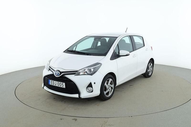 Vit Begagnad 2016 Toyota Yaris Hybrid Sedan | 125 000 kr (Marknadspris) - Bild 1/3