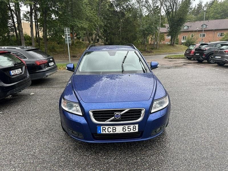 Blå Begagnad 2010 Volvo V50 Momentum Kombi | 25 000 kr (Superpris) - Bild 1/4